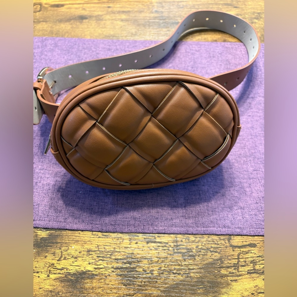 Steve Madden Diamond Weave Oval Brown Woven Belt Bag. Like new. Size small.